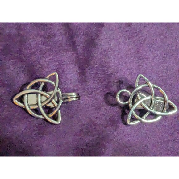 Silver Tone Double Shawl Cardigan Clasp Celtic Knot Triangle 2.5 in Long CL2 - Picture 3 of 3